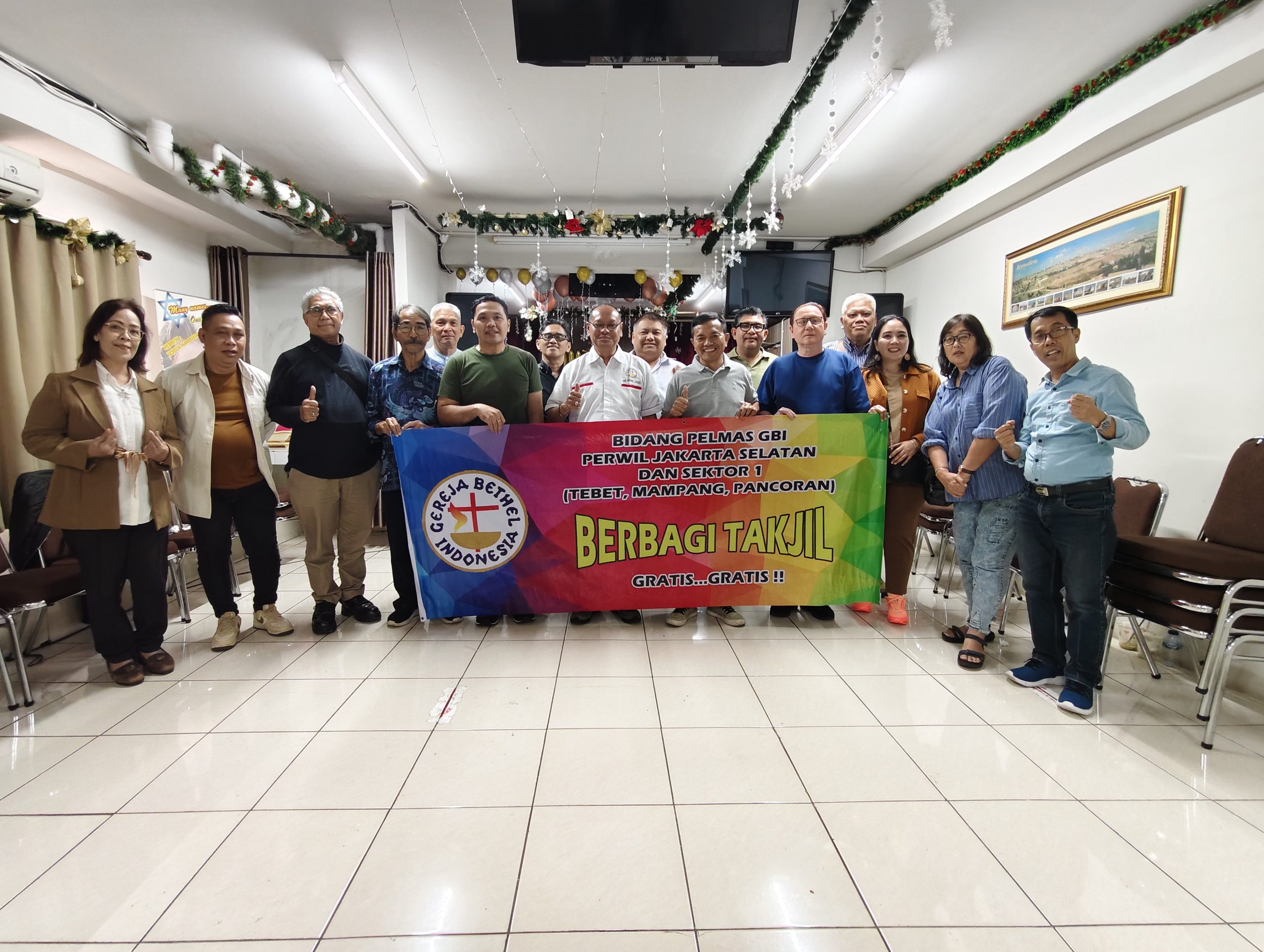 Bidang Pelmas GBI Perwil Jakarta Selatan Gelar Pembagian Takjil di Kalibata City